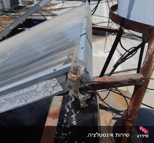 מים נוזלים מצינור על גג עם ציוד חימום